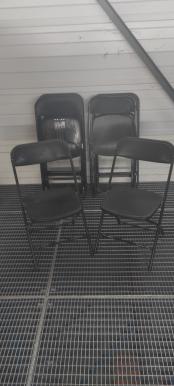 Photo détaillant le don Matériel bureaux (tables rondes, bureau, chaises)