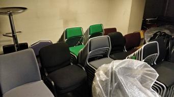 Photo détaillant le don lot d'une centaine de chaises de réunions/bureau/classe - Musée du Louvre