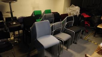 Photo détaillant le don lot d'une centaine de chaises de réunions/bureau/classe - Musée du Louvre