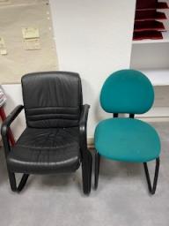 Photo détaillant le don 1 fauteuil noir et 1 chaise verte