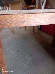 Photo détaillant le don Table en bois avec un tiroir