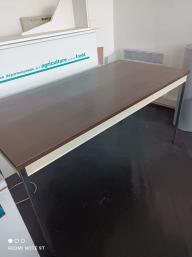 Photo détaillant le don Table en métal