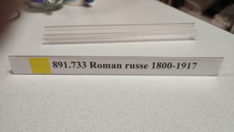Photo détaillant le don Porte étiquette pour rayonnage de bibliothèque