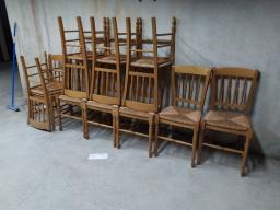 Photo détaillant le don Ensemble de 10 chaises paillées