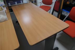 Photo détaillant le don 10 tables Strafor avec pieds repliables