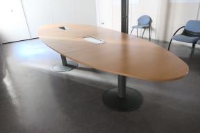 Photo détaillant le don 1 grande table de réunion ovale pour 10 à 15 personnes
