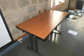 Photo détaillant le don 10 tables avec pieds repliables