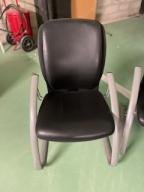 Photo détaillant le don fauteuils simili noir