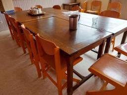 Photo détaillant le don TRES URGENT Tables et chaises restauration