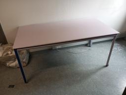 Photo détaillant le don Table