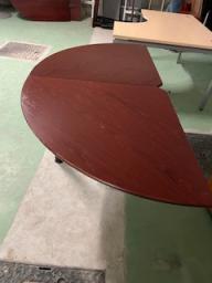Photo détaillant le don Table ronde bois foncé en 4 parties 1.70
