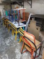 Photo détaillant le don Don de tables et chaises d'école