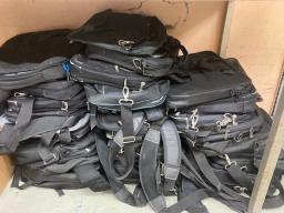 Photo détaillant le don 1 lot d'une cinquantaine de sacs à dos et sacoches DELL, HP, LENOVO