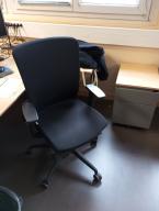 Photo détaillant le don Don d'un lot de 4 bureaux complets