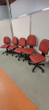 Photo détaillant le don Lot de 5 chaises de bureau à roulettes