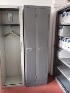 Photo détaillant le don Lot de 4 bureaux et de 4 caissons et de 2 vestiaires.