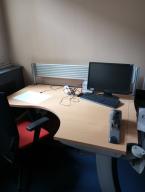 Photo détaillant le don Don d'un lot de 4 bureaux et de 4 caissons