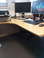 Photo détaillant le don Don d'un lot de 4 bureaux et de 4 caissons.