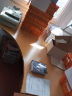 Photo détaillant le don Don d'un lot de 4 bureaux et de 4 caissons