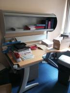Photo détaillant le don Don d'un lot de 4 bureaux et de 4 caissons