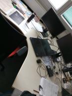 Photo détaillant le don Don d'un lot de 4 bureaux et 4 caissons