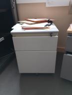 Photo détaillant le don Don d'un lot de 4 bureaux et de 2 caissons