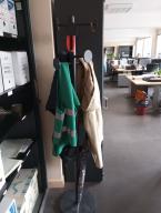 Photo détaillant le don Don d'un lot de 3 tables et 1 porte manteau