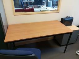 Photo détaillant le don Don d'un lot de 2 tables et de 1 extension de bureau.