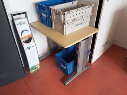 Photo détaillant le don Don d'un lot de 2 tables et 1 meuble bas
