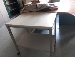 Photo détaillant le don Don d'un lot de 3 tables et de 1 desserte