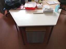 Photo détaillant le don Don d'un lot de 1 meuble et 2 tables