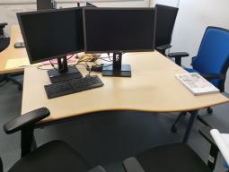 Photo détaillant le don Don d'un lot de 4 bureaux et de 4 caissons.