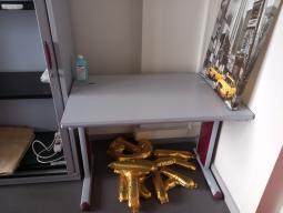 Photo détaillant le don Don d'un lot de 2 tables et 1 meuble bas