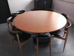 Photo détaillant le don Don d'un lot de 3 tables et 1 porte manteau