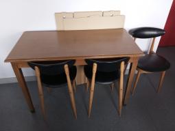 Photo détaillant le don Don d'un lot de 3 tables et 1 porte manteau