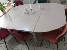 Photo détaillant le don Don d'un lot de 1 table ovale et de 1 table avec rallonge