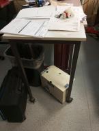 Photo détaillant le don Don d'un lot de 2 tables et de 1 porte manteau