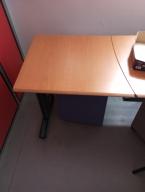 Photo détaillant le don Don d'un lot de 2 tables et de 1 extension de bureau.