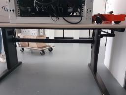 Photo détaillant le don Table de travail réglable en hauteur