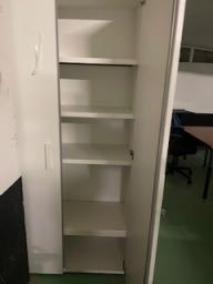 Photo détaillant le don Armoire blanche en bois