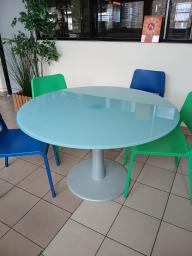 Photo détaillant le don Mobilier : tables, chaises, poubelles