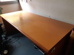 Photo détaillant le don Bureau en bois