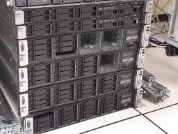 Photo détaillant le don 5 serveurs HPE DL380 G8 + 4 DL360 G8 tous fonctionnels