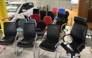 Photo détaillant le don Ensemble de chaises de bureau à roulettes et visiteur