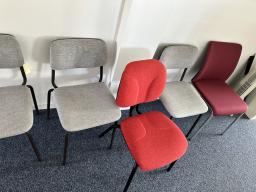 Photo détaillant le don Lot de 5 chaises depareilles