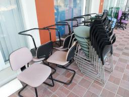 Photo détaillant le don Lot de 60 chaises et mobiliers divers