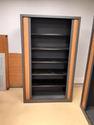 Photo détaillant le don armoire à rideaux bicolore