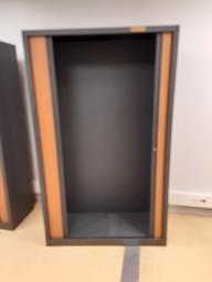 Photo détaillant le don armoire à rideaux bicolore