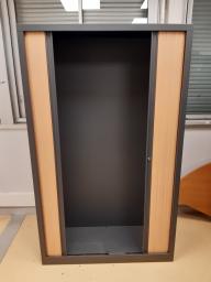 Photo détaillant le don armoire à rideaux bicolore