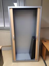 Photo détaillant le don armoire à rideaux bicolore